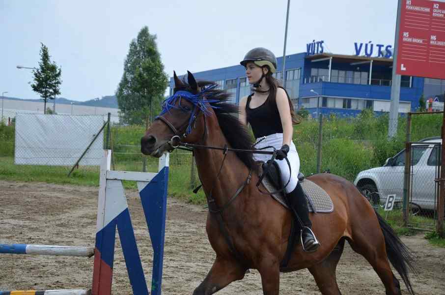 Fotografie naši členky Kačky, která cválá na koni Devron