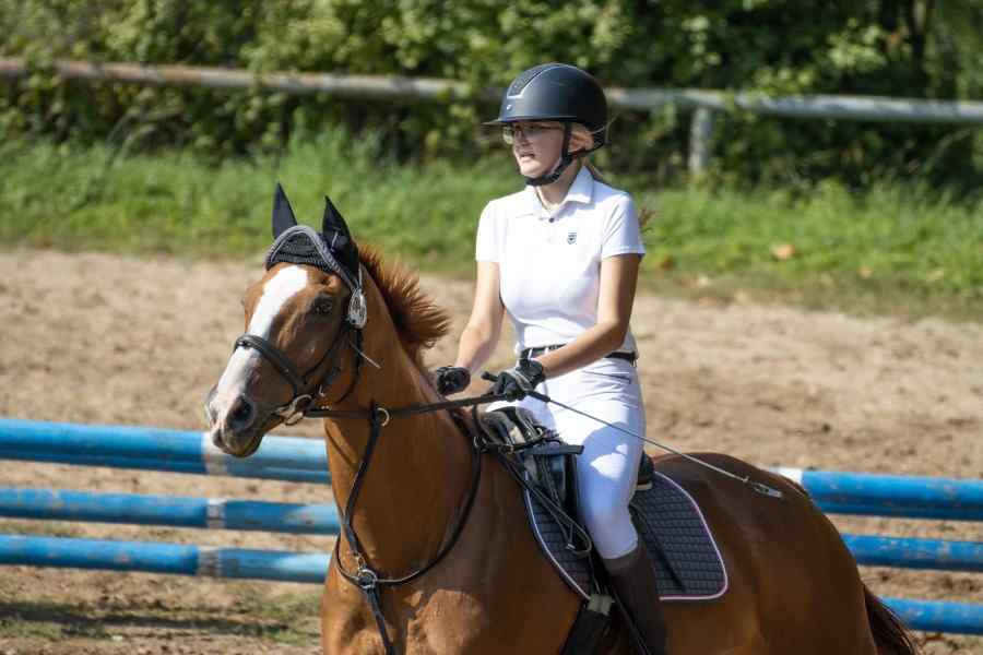 Fotografie naši členky Rózi, která kluše na svém koni Kipp