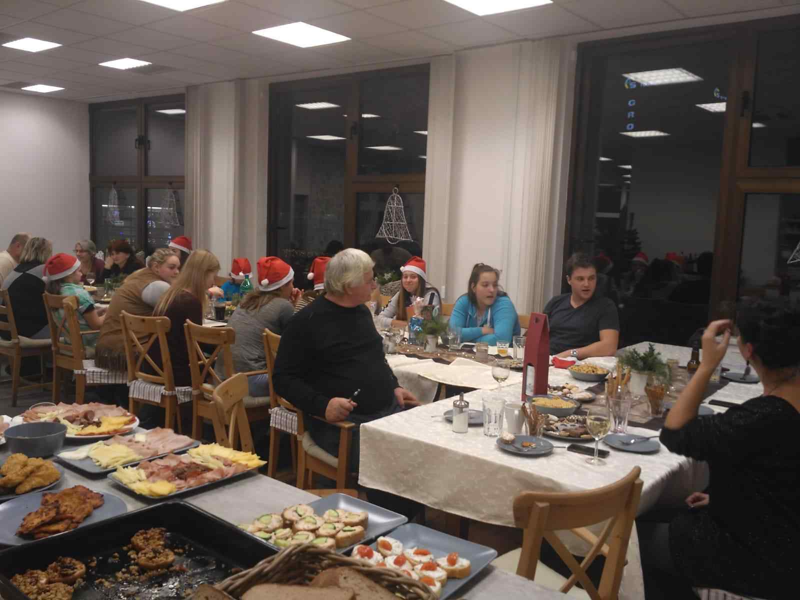 Fotografie čokoládové fontánky, ktérá byla na našem vánočním večírku