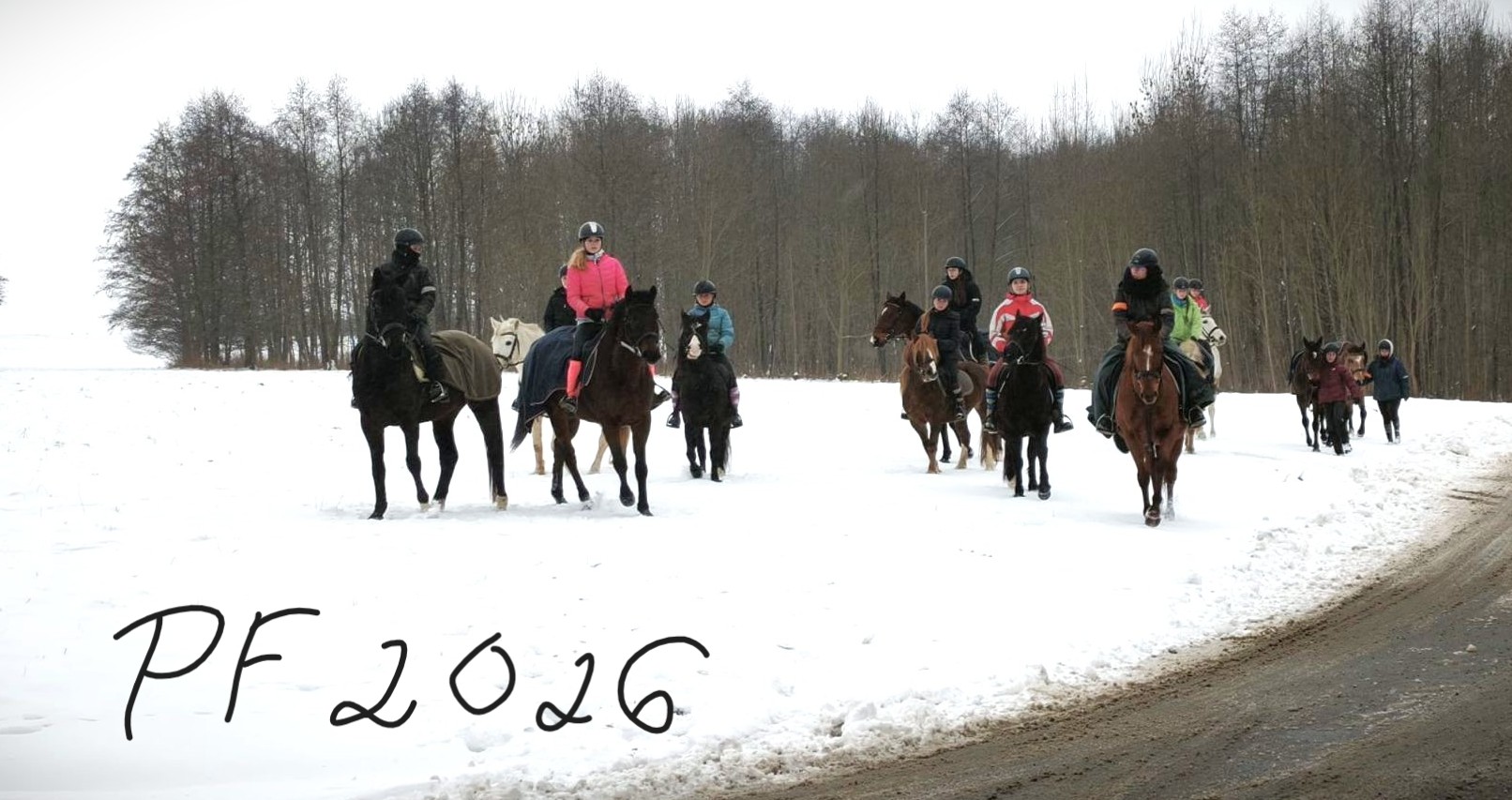 PF se skupinou jezdců na koních na zasněžené louce
